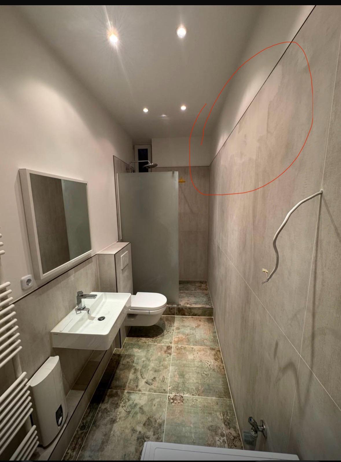 Schmales Gäste-WC mit Großformatfliesen — Nachher · Trust NordBau, NRW · Deutschland