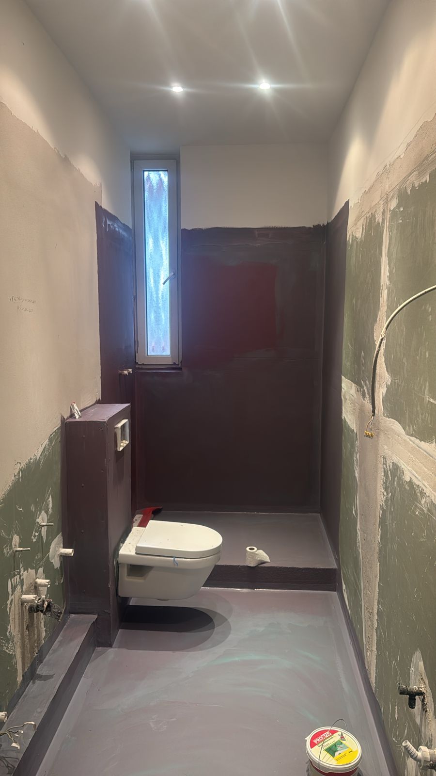 Schmales Gäste-WC mit Großformatfliesen — Vorher · Trust NordBau, NRW · Deutschland